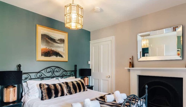 Central Townhouse with Garden & Free Parking