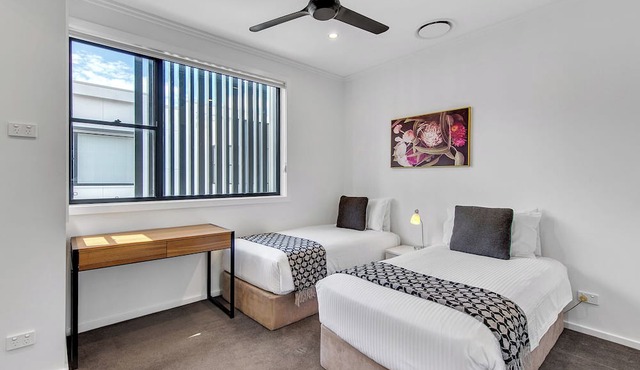 Modern, chic 3BR townhouse in luxury complex, top location, free wifi