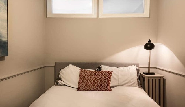 Nelson East: Central, modern 1 bed apartment