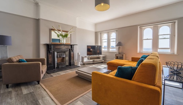 Sir Arthur Conan Doyle Apartment (No 6) 1, Elliot Terrace - stunning sea views over Hoe and Plymouth