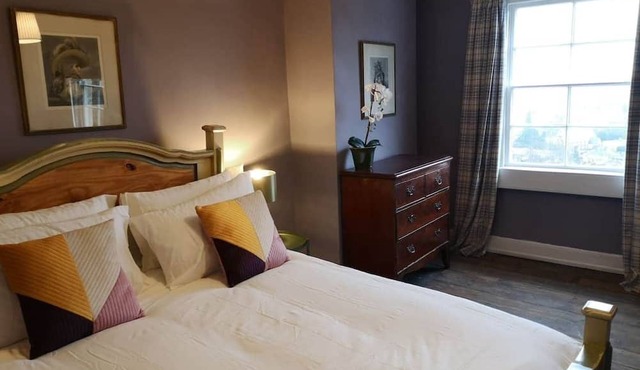 Georgian 2 bed. City center. Parking. Views.