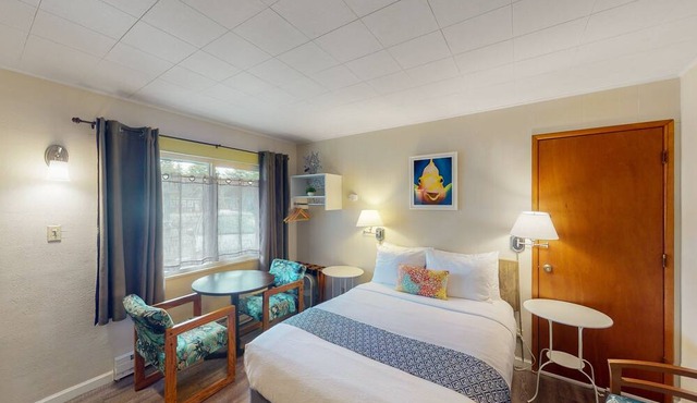 Retro beach experience with fast WiFI - walk to downtown shops & eateries