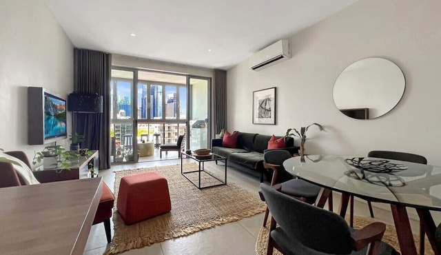 Sunny 1 bed in the Heart of South Bris with BBQ, Parking and Pool