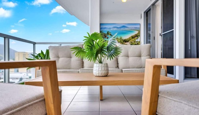 Stylish Apartment with City Views, Pool, and Walkable Cairns Location
