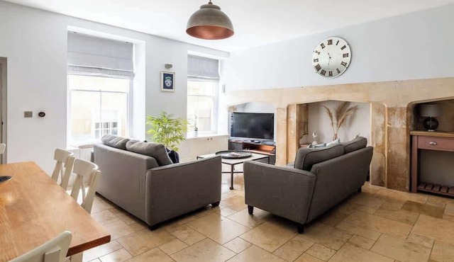 Elegant Georgian Flat in Historic Bath with Garden