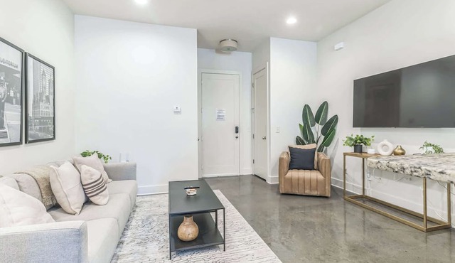 Chic Condo for 4 Near West End