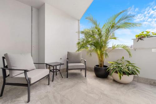 Hidden Oasis! 2Bed/2Bath/1Car ~ 5mins to CBD