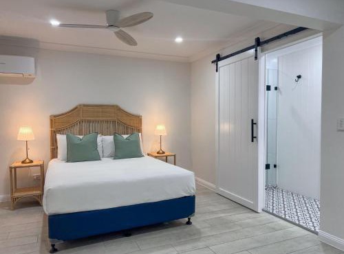 4BDR Queenslander with Pool Near Manly Esplanade