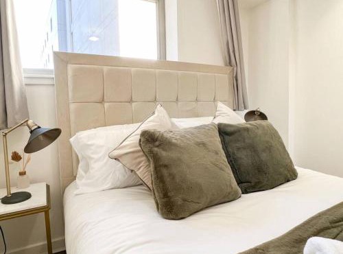 Stunning River View City Centre Apartment