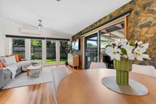 3BR Tropical Retreat Steps to Holloways Beach