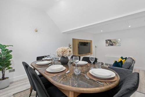 Luxe Haven - 2 min from Station - Free Parking - Courtyard