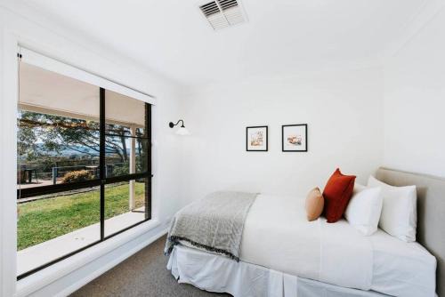 'Omaroo' Homestead Escape amongst Rolling Hills